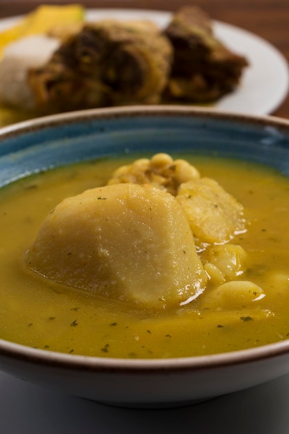 Uma tigela de sopa com batatas