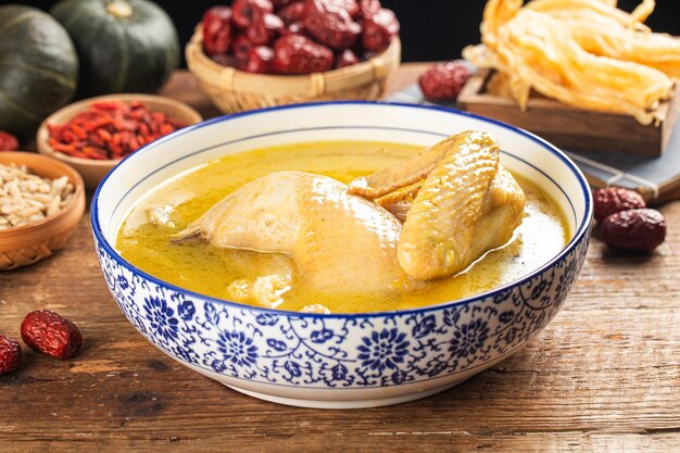 uma tigela de sopa com uma tigela azul e branca com um padrão de flores azuis