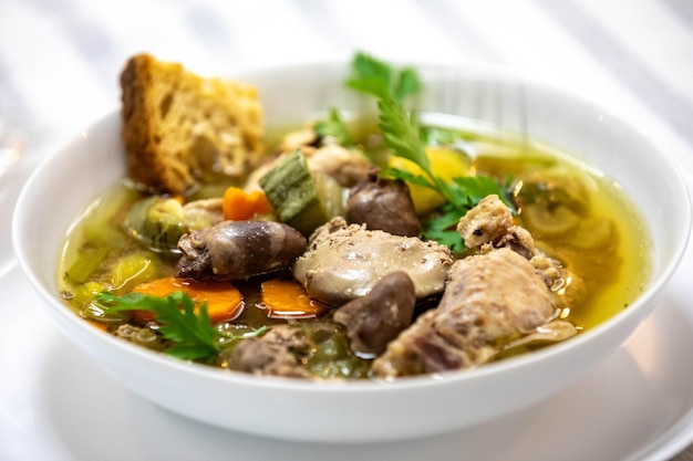 uma tigela de sopa com vegetais de carne e carne