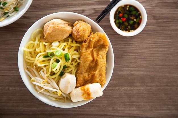 Uma tigela de sopa de macarrão de bolinho de peixe Kampar com Yong Tau Foo recheado