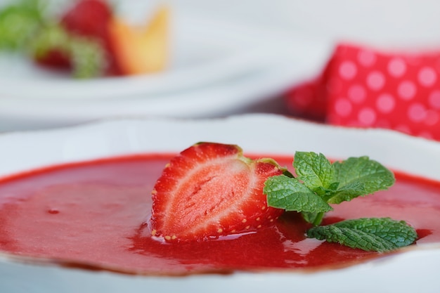 Uma tigela de sopa de morango gazpacho com hortelã