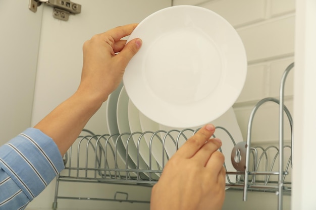 Foto uma tigela redonda branca nas mãos de uma mulher.