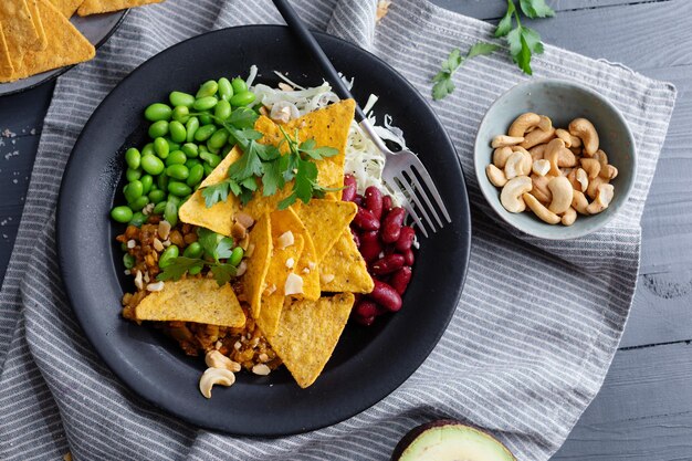 Uma tigela saudável com vegetais e batatas fritas