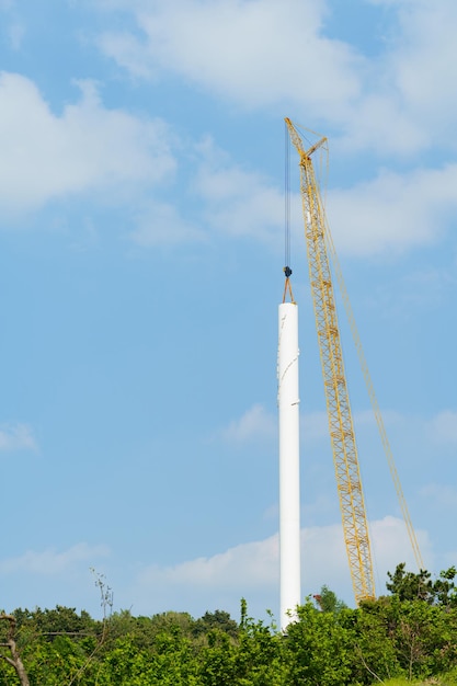 Uma torre branca com uma placa amarela que diz 'a palavra nela