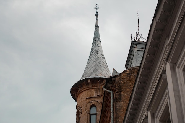 Uma torre cinza no topo de um edifício histórico na cidade Província Cidade Urbana Estado Pico Pináculo Campanário Jornada Espetacular Paixão Crepúsculo Vitalidade História Exótico