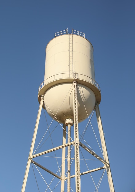 Uma torre de água no céu