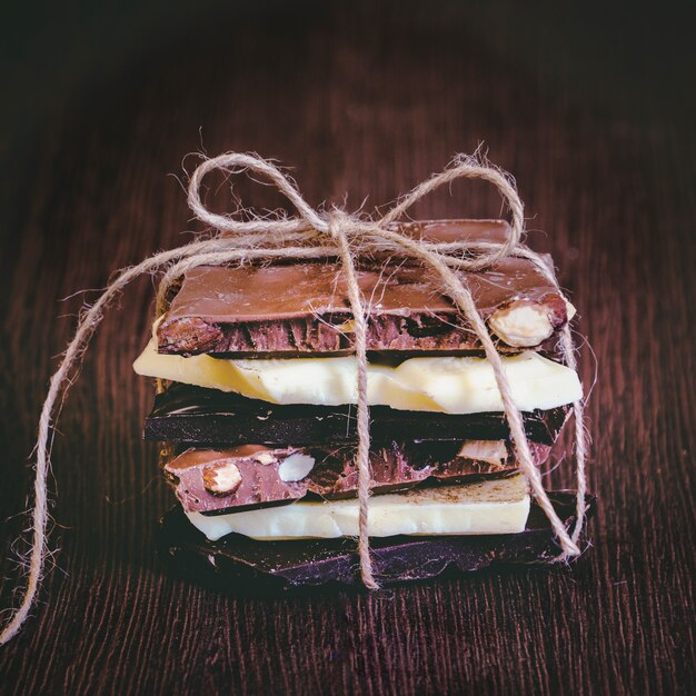 Uma torre de barras de chocolate embrulhada como um presente de chocolate.