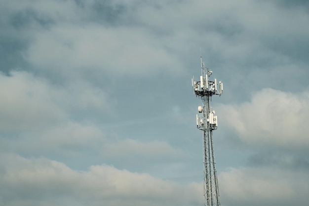 Uma torre de celular com um céu escuro atrás dela