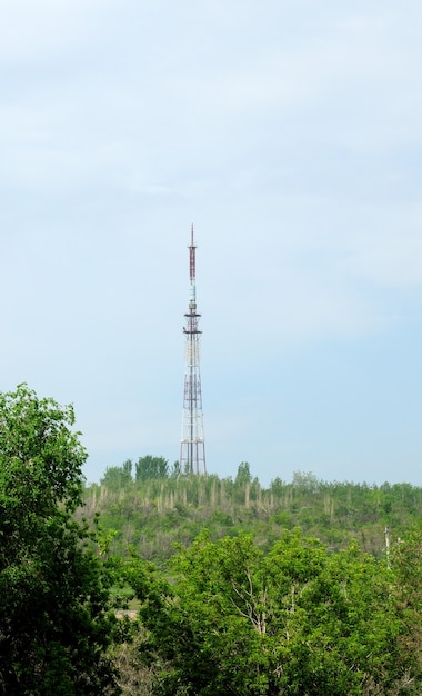 Uma torre de comunicação de rádio, TV e telefone celular