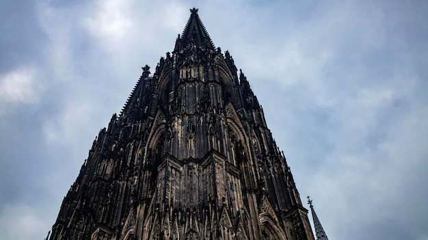 Foto uma torre de igreja com a palavra colônia no topo