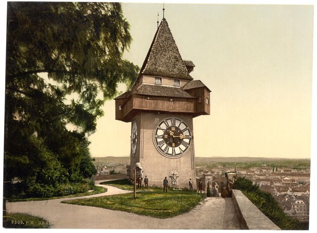 Foto uma torre de relógio com um relógio no topo dela