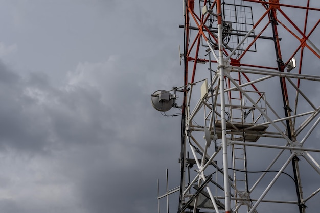 Uma torre de telecomunicações com antenas oh