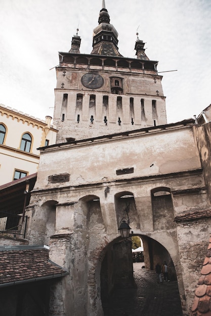 Uma torre do relógio no centro da cidade velha de krasnodar