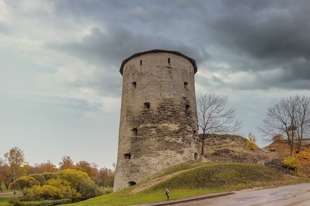 Uma torre gremyachaya em ruínas na colina gremyachaya em pskov, na margem do rio pskova