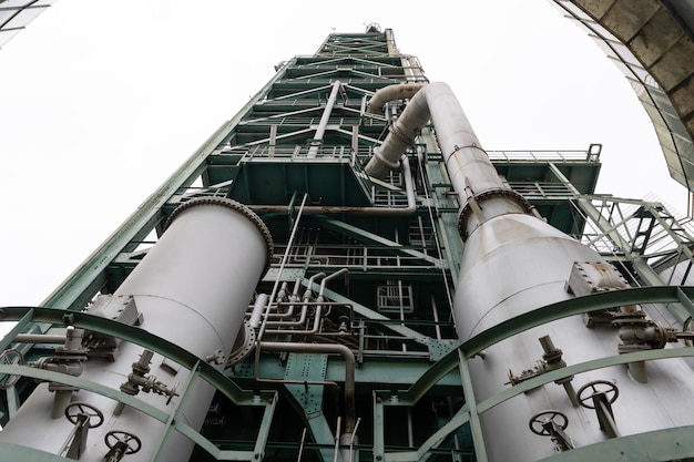 Foto uma torre para refino de petróleo e gás