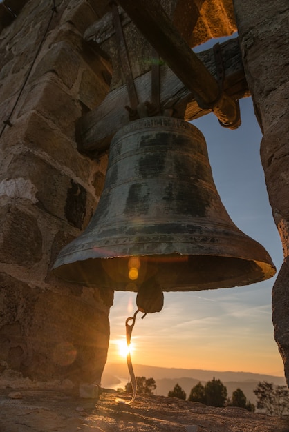 Uma torre sineira fechada ao pôr do sol