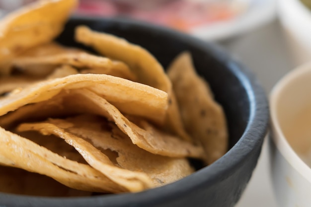 Uma tortilla mexicana em molcajete