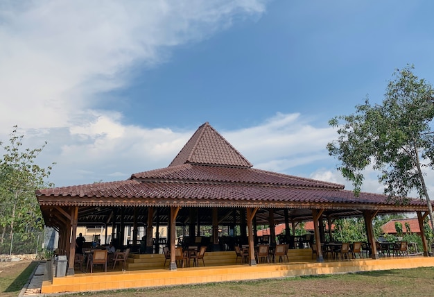 Uma tradicional casa de joglo javanesa, em Yogyakarta, na Indonésia