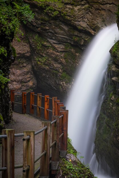 Uma trilha de caminhada construída que leva a uma cachoeira