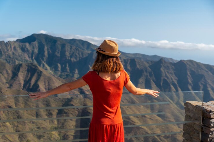 Foto uma turista irreconhecível apreciando as vistas do mirante degollada de peraza, nas ilhas canárias de la gomera