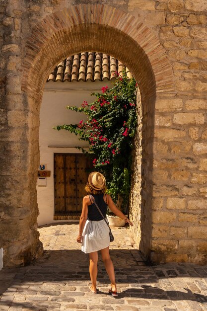 Uma turista no antigo portão da muralha de Vejer de la Frontera Cadiz Andaluzia