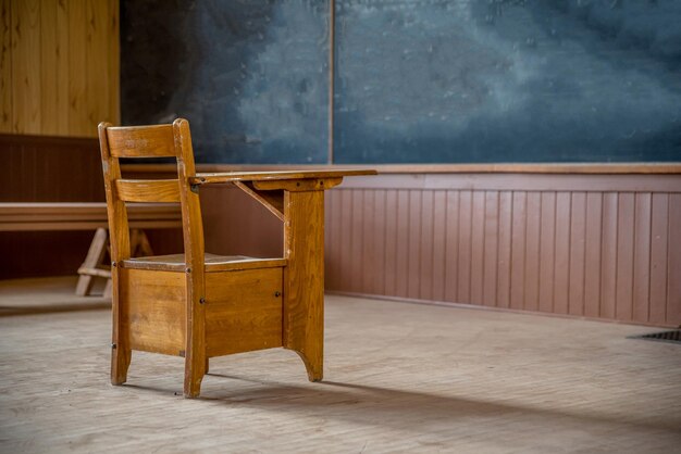 Uma única mesa de madeira em uma escola rural abandonada nas pradarias de Saskatchewan