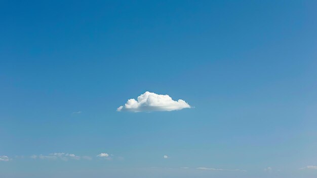 Foto uma única nuvem branca flutua num céu azul claro