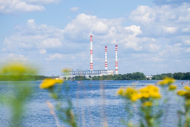 Uma usina no rio Volga na região de Konakovo Tver