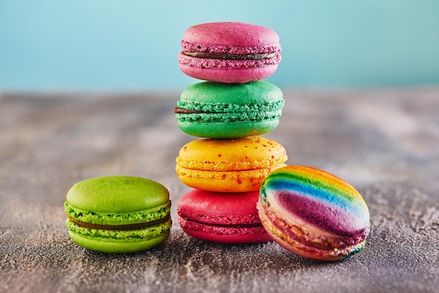 Foto uma variedade brilhante e colorida de macarons artisticamente dispostos em concreto cinza para criar