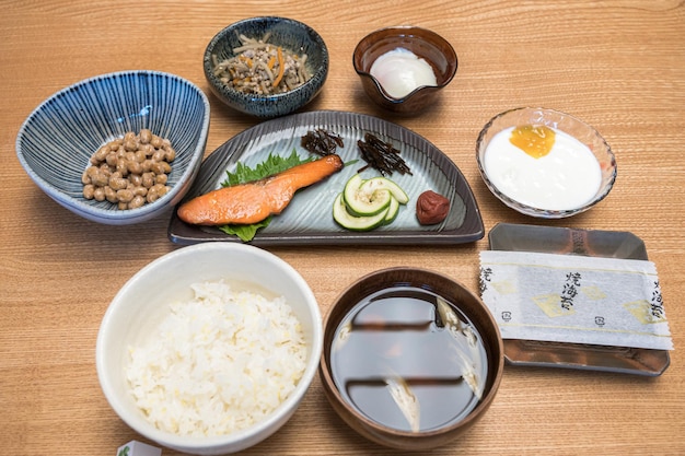 Uma variedade de alimentos, incluindo arroz, arroz e iogurte
