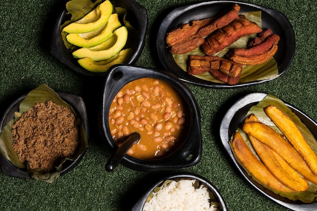 Foto uma variedade de alimentos, incluindo feijão, feijão e feijão, estão sobre um tapete verde.