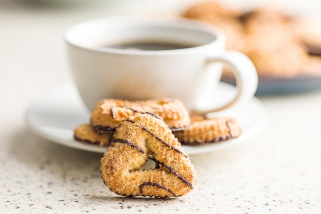 Uma variedade de biscoitos doces biscoitos e xícara de café