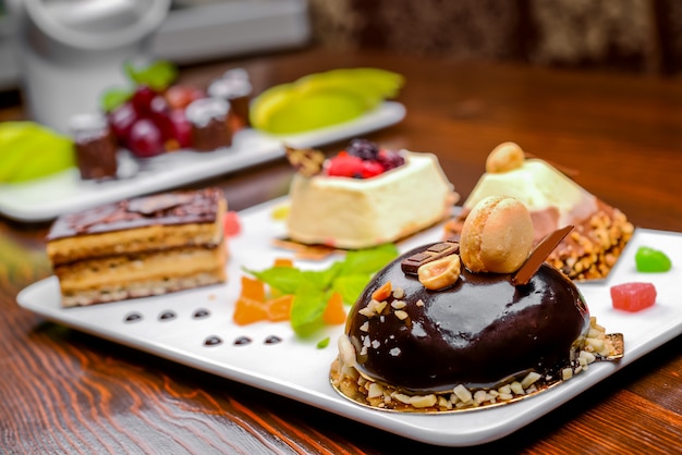 Foto uma variedade de chocolate branco, escuro e ao leite com nozes, bolos, biscoitos