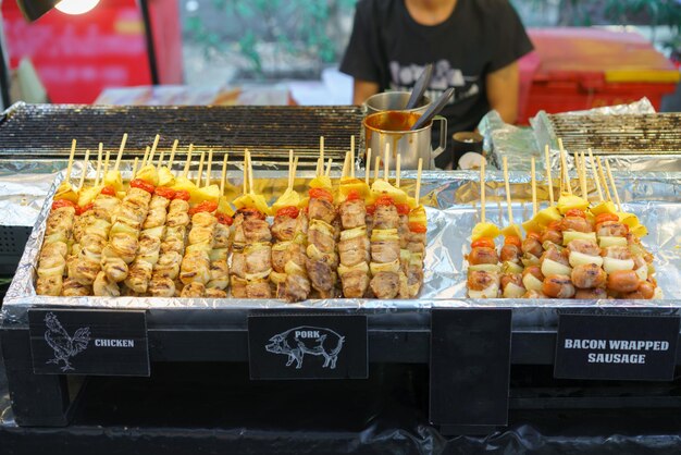 Foto uma variedade de espigas grelhadas numa barraca de comida na rua