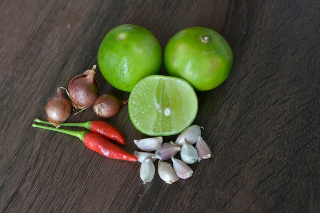 Uma variedade de frutas e legumes estão sobre uma mesa.