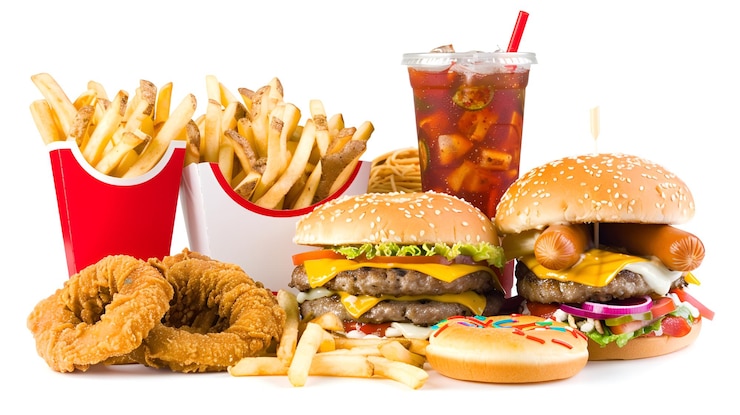 Foto uma variedade de itens de fast food e junk food exibidos juntos em um fundo branco limpo