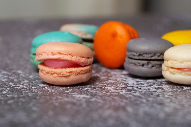 Uma variedade de macarons em tons pastéis