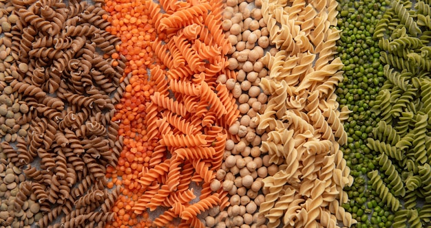 Uma variedade de massa fusilli de diferentes tipos de leguminosas massa sem glúten