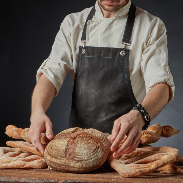 Uma variedade de pães orgânicos frescos