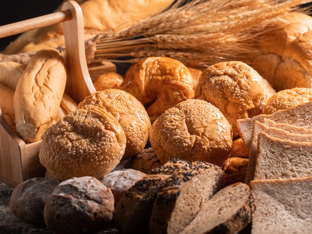 Uma variedade de pão juntos em uma pilha