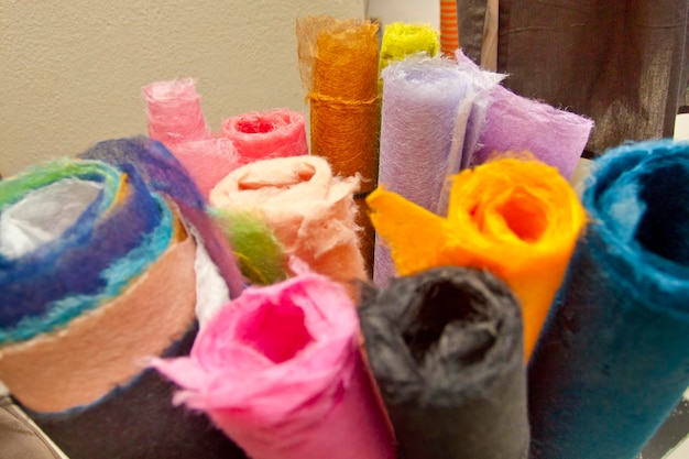 Uma variedade de papel colorido feito à mão está em exibição
