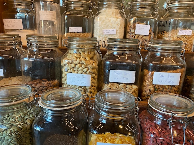 Uma variedade de potes de alimentos, incluindo feijão, feijão e outros itens alimentares.