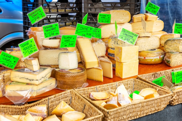 Uma variedade de queijos no balcão do mercado.