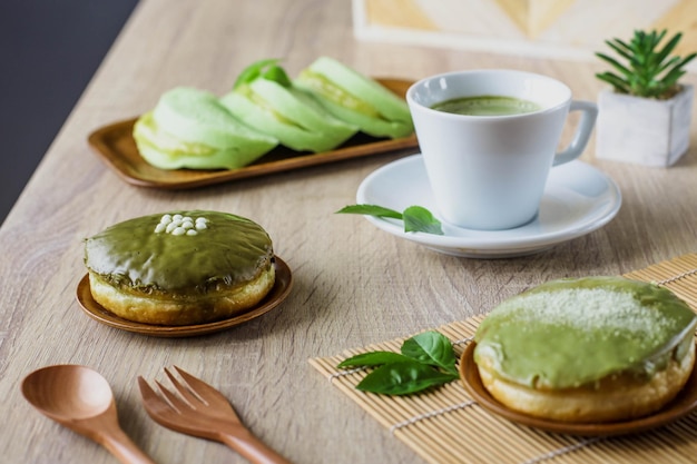 Uma variedade de sobremesas japonesas com sabores idênticos de matcha do japão servidos em mesa de madeira