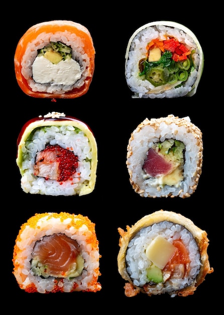 Uma variedade de sushi maki em um fundo preto brilhante