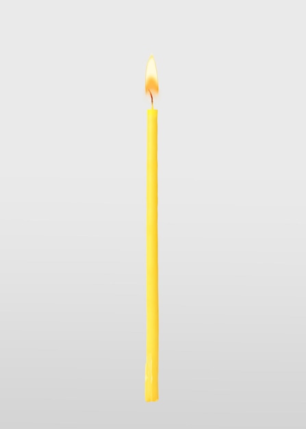 Foto uma vela ardente da igreja no fundo claro