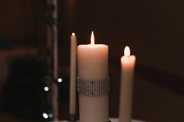 Uma vela com um anel de prata em volta