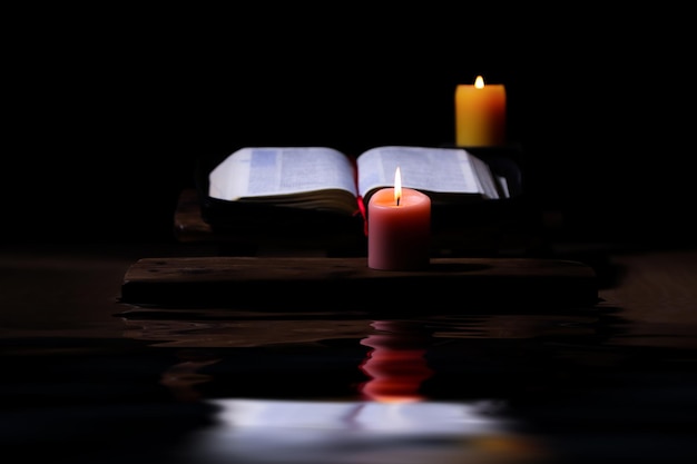 Uma vela confortável uma bíblia sagrada e um tempo de palavras sagradas e meditação