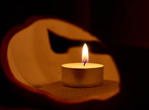 Uma vela dentro de uma abóbora esculpida - conceito de halloween