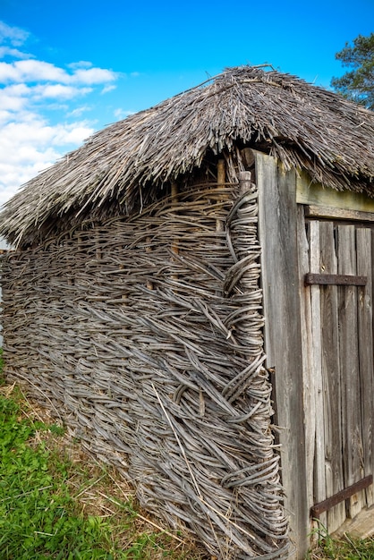 Uma velha cabana feita de galhos secos